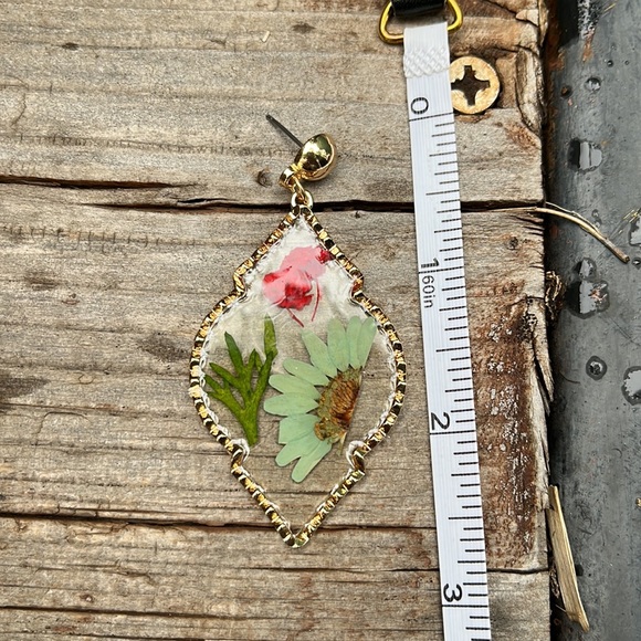 Handmade Real Pressed Dried Flower Botanical Resin
Earrings - Picture 11 of 14